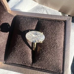 mossianite ring 18Carat gold